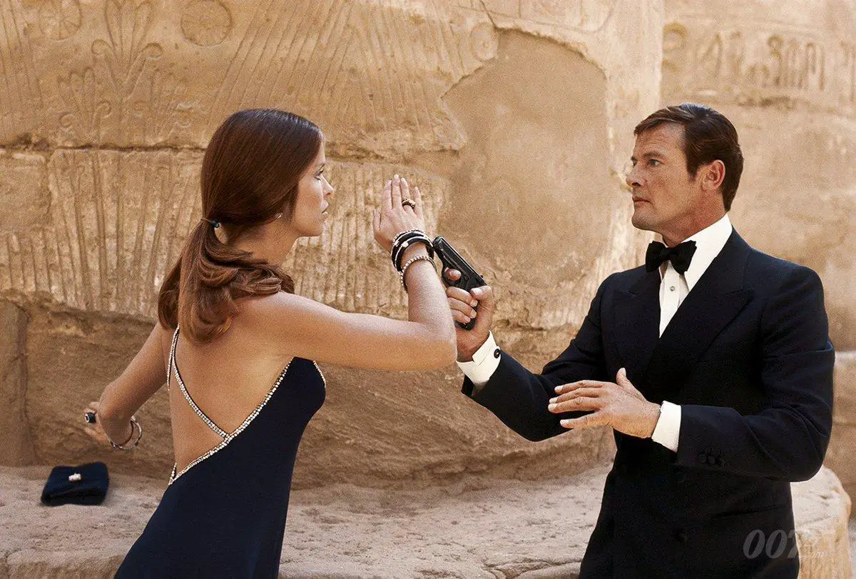 Anya Amasova and james bond in Luxor Temple